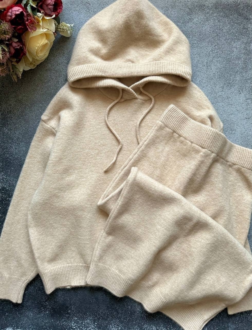 вязаные костюмы,женский трикотажный костюм из двух предметов,вязаные костюмы женские,женский вязаный костюм из свитера и юбки,свитер и юбка