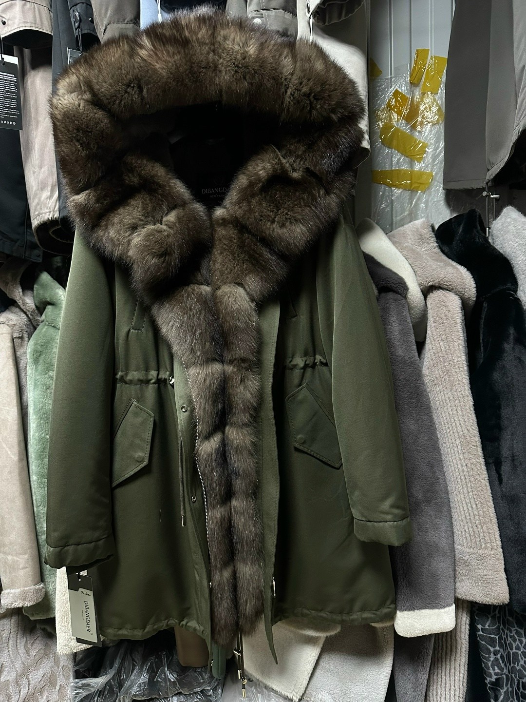 парки с мехом песца,темно-зеленая парка с мехом песца,парка черная с коричневым мехом песца тото,парка с натуральным мехом,парка с мехом