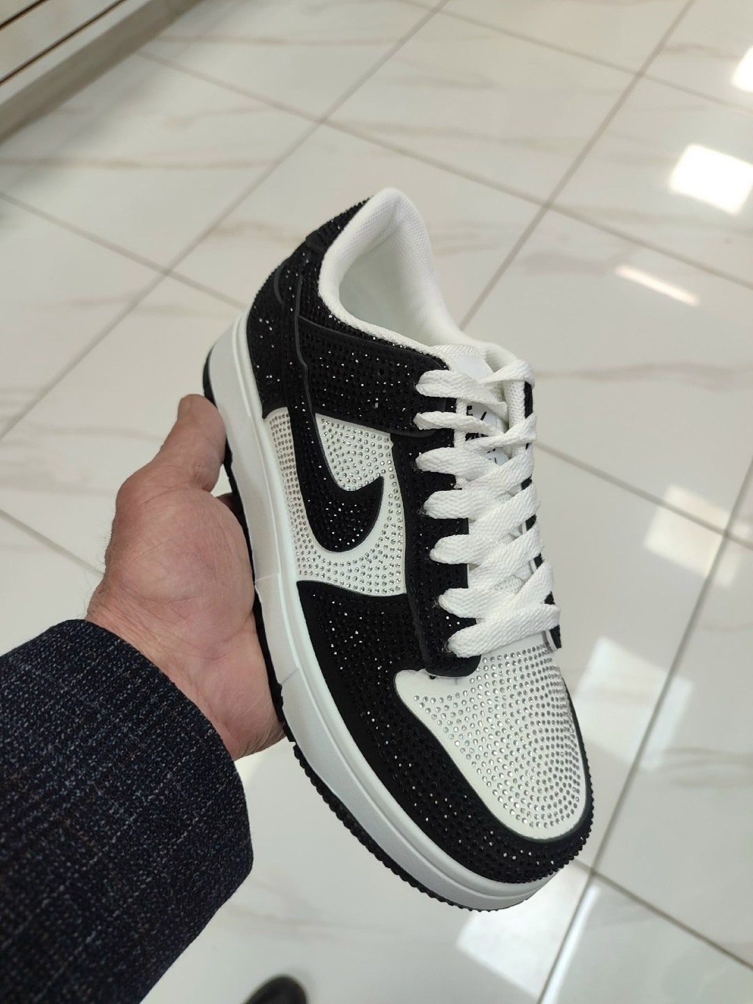 кроссовки,swarovski x nike air jordan 1 low og “stealth”,блестящие кроссовки,swarovski air jordan 1 low hm9208 001,кроссовки со стразами