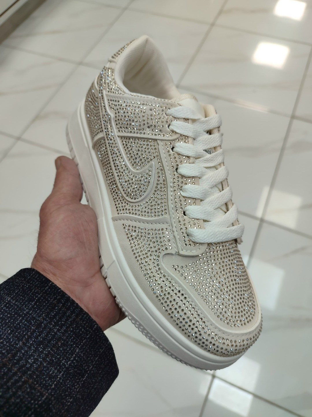 кроссовки,swarovski x nike air jordan 1 low og “stealth”,блестящие кроссовки,swarovski air jordan 1 low hm9208 001,кроссовки со стразами