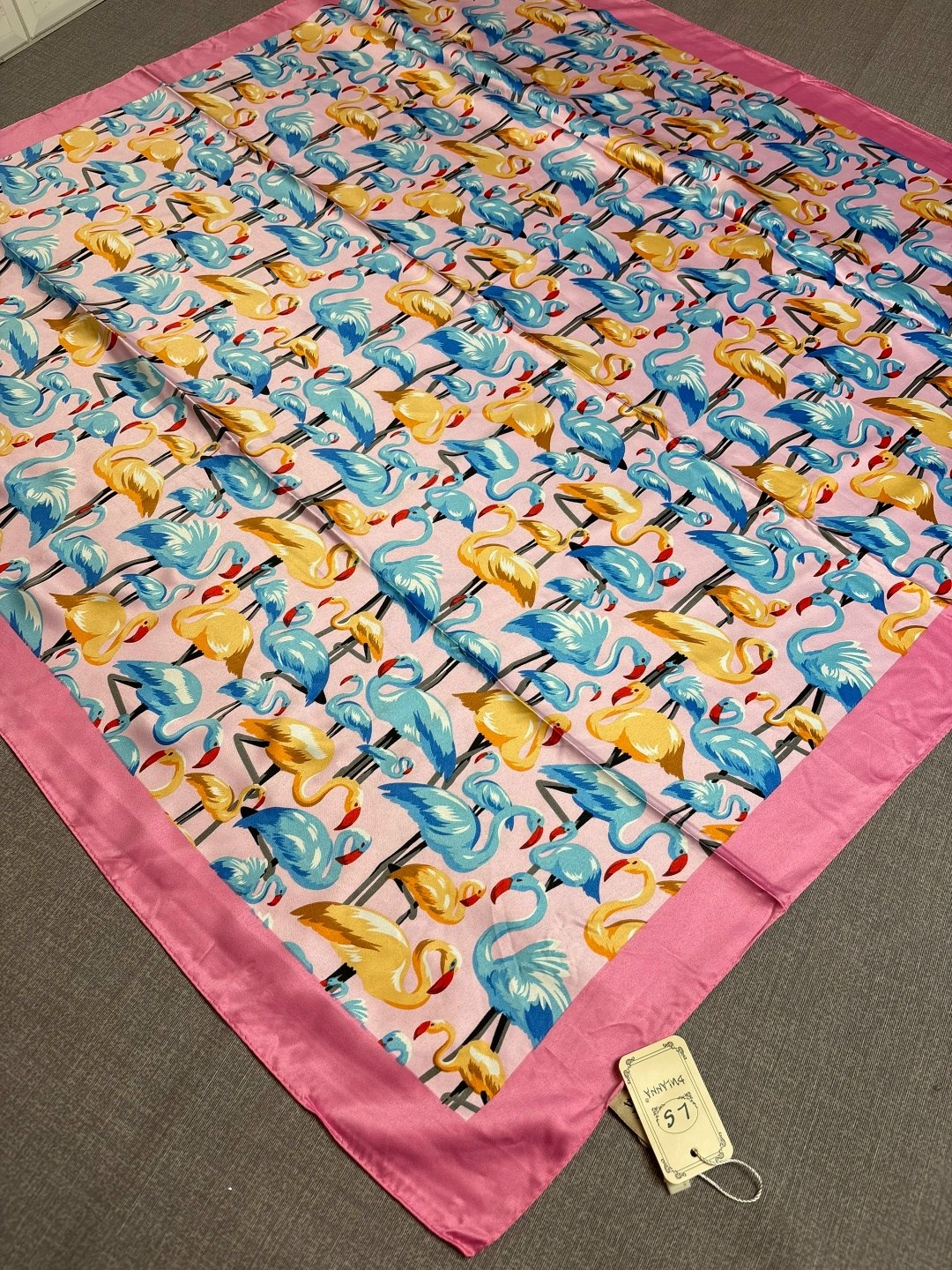 платок фламинго,платок шелковый,платок с принтом,платок женский с принтом,платки женские