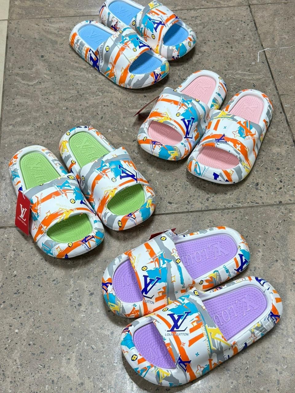 ,летние тапочки,модные тапочки,женские пляжные шлепанцы,шлепанцы с принтом