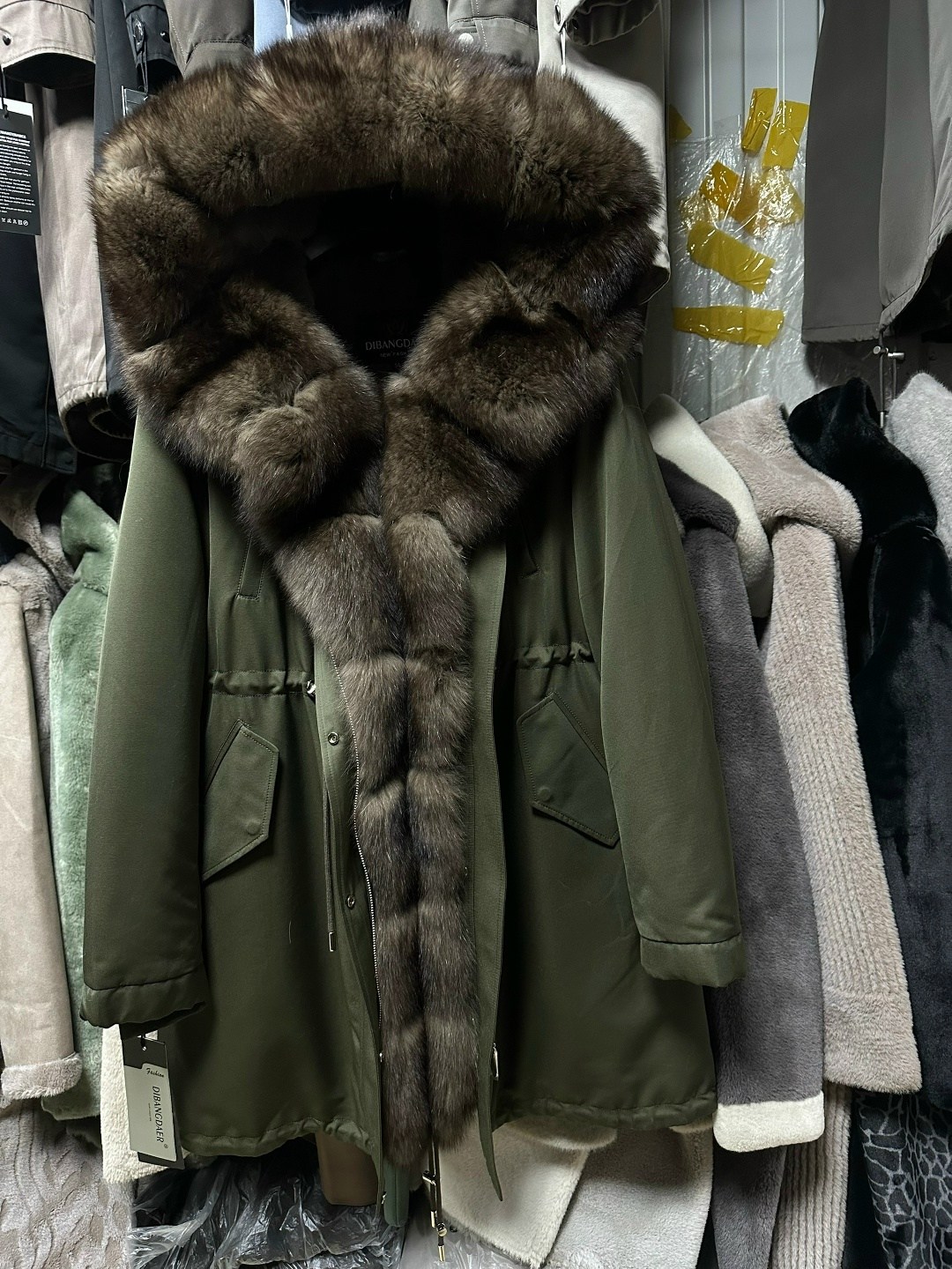 парки с мехом песца,парка с натуральным мехом,парка черная с коричневым мехом песца тото,черная парка с мехом песца,парка с мехом песца