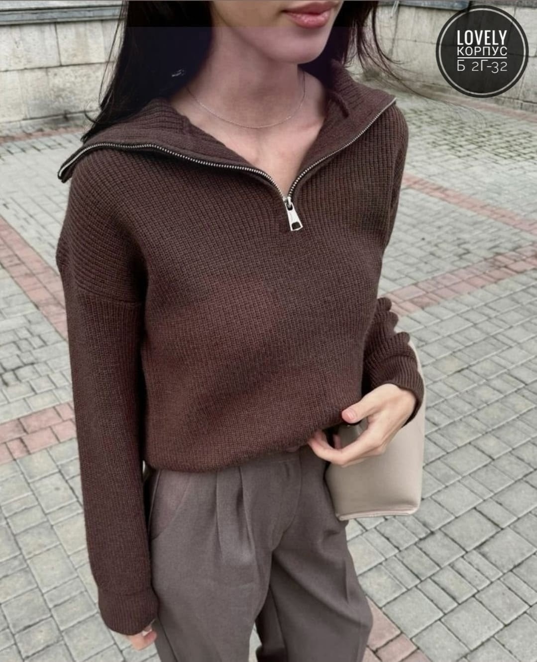 свитер заправленный в брюки,свитер бежевый,модный джемпер,свитер,свитер с воротником