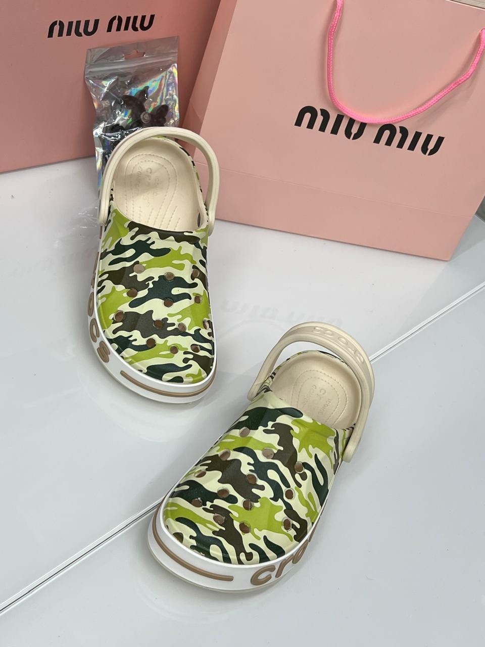 ,сабо crocs classic printed camo clog цвет камуфляж,crocs classic printed camo clog,летние сандалии,crocs camo clog
