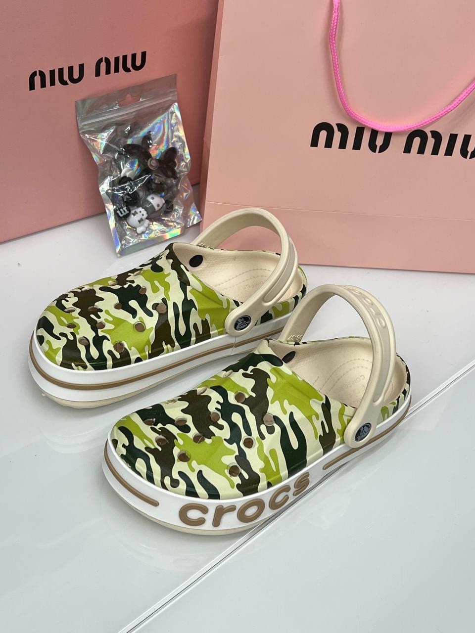 ,сабо crocs classic printed camo clog цвет камуфляж,crocs classic printed camo clog,летние сандалии,crocs camo clog