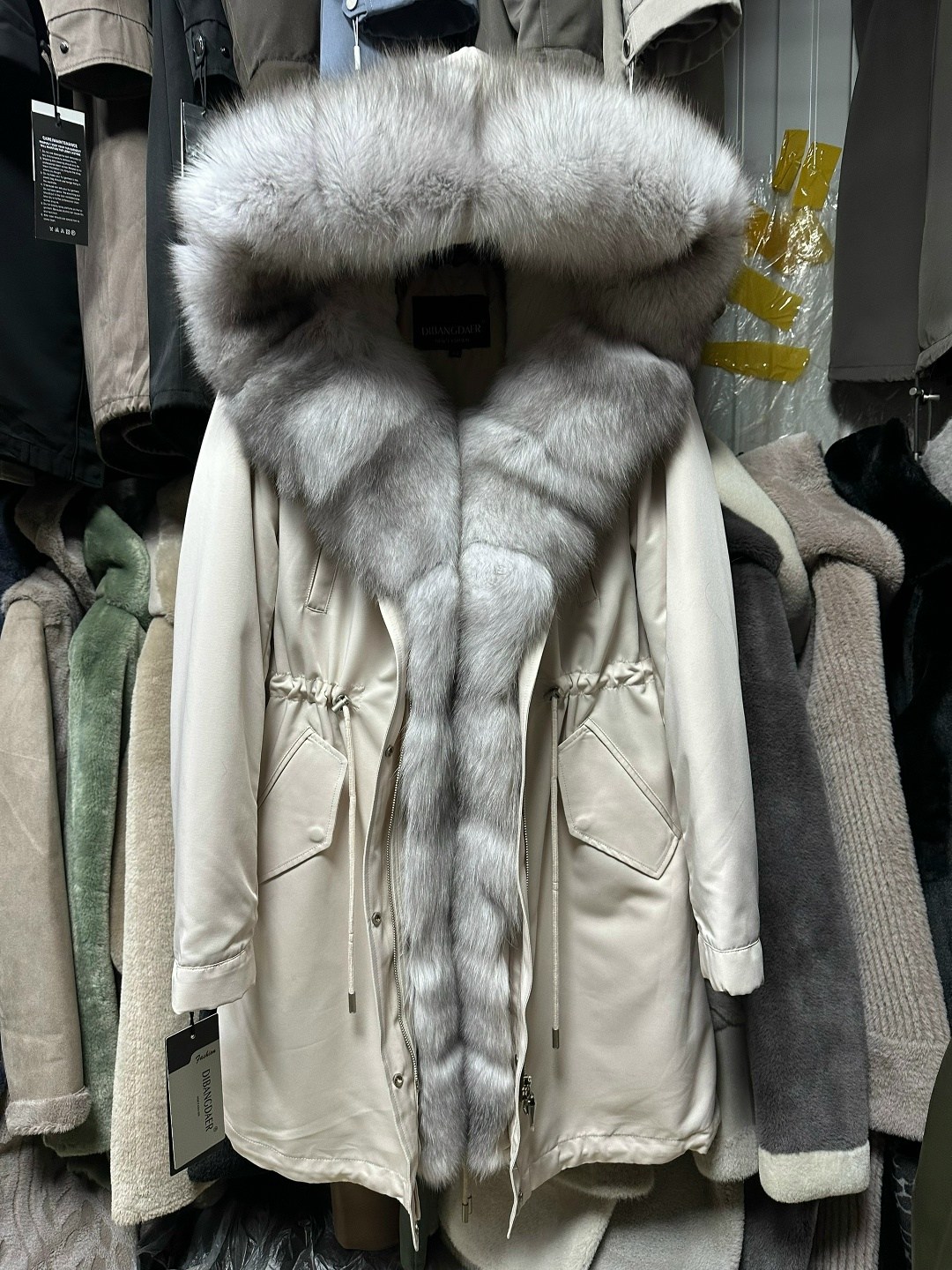 парки с мехом песца,темно-зеленая парка с мехом песца,парка черная с коричневым мехом песца тото,парка с натуральным мехом,парка с мехом