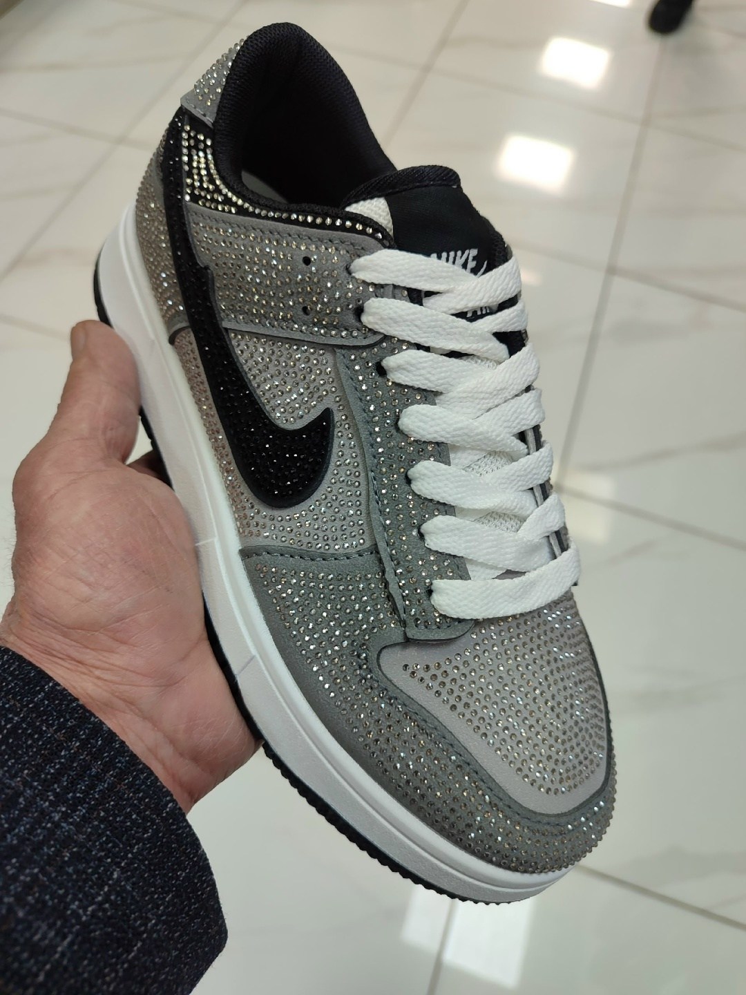 кроссовки,swarovski x nike air jordan 1 low og “stealth”,блестящие кроссовки,swarovski air jordan 1 low hm9208 001,кроссовки со стразами