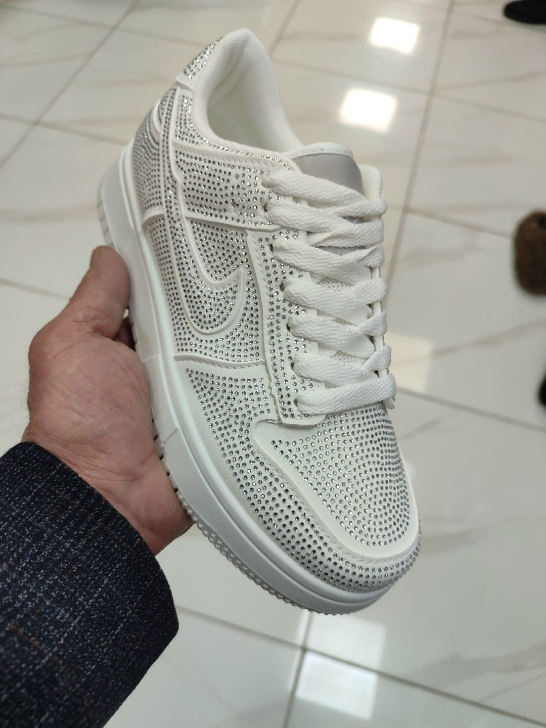 кроссовки,swarovski x nike air jordan 1 low og “stealth”,блестящие кроссовки,swarovski air jordan 1 low hm9208 001,кроссовки со стразами