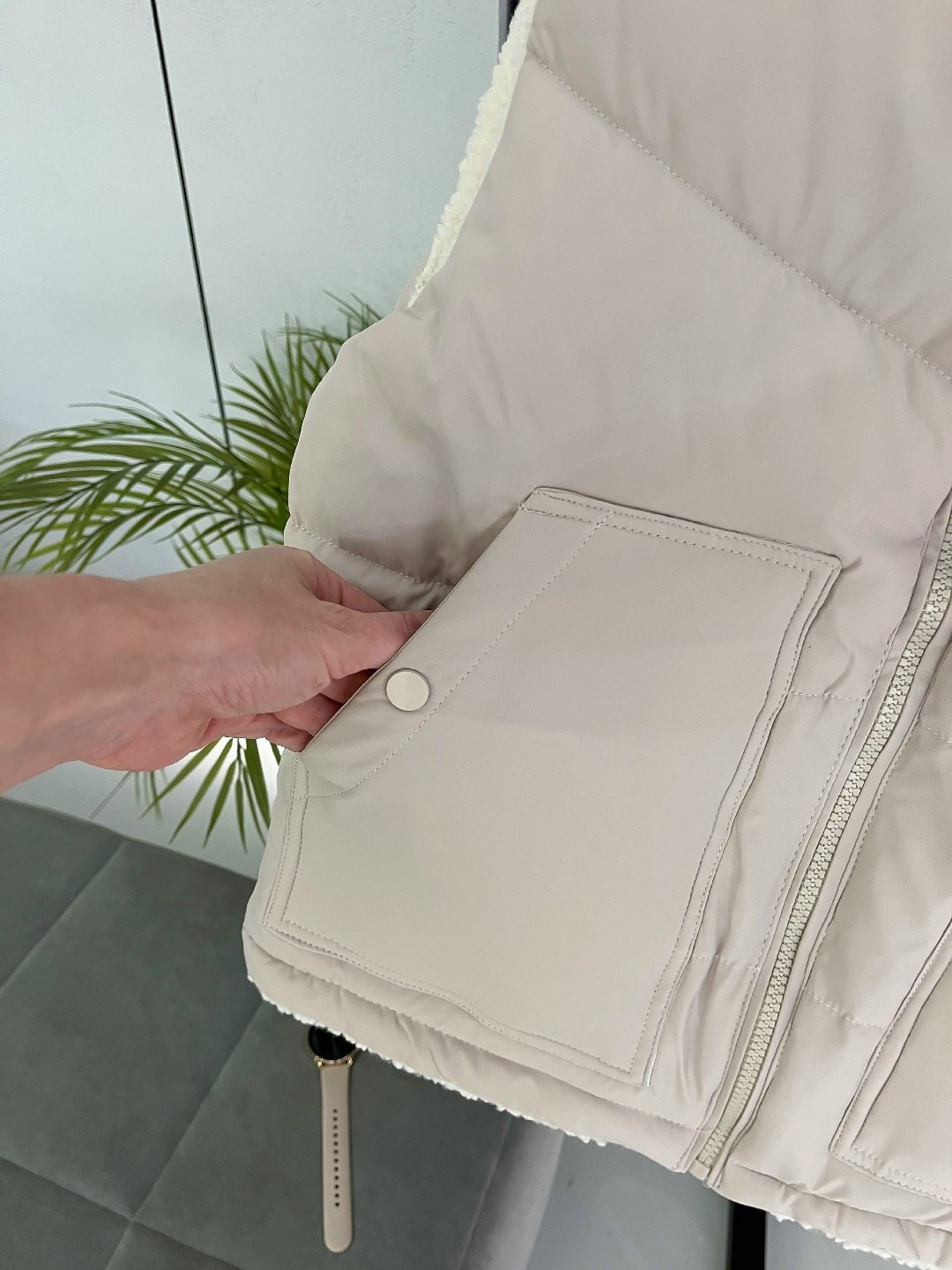 двухсторонняя жилетка женская,женская жилетка,жилетка двухсторонняя,жилет женский утепленный,жилет с капюшоном