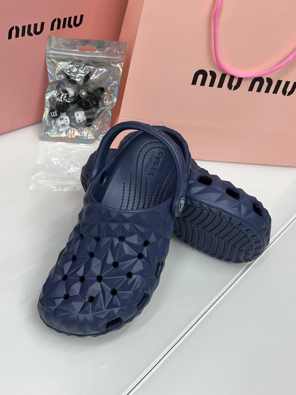 тапочки модные,,летние тапочки,модные шлепанцы, с дырками