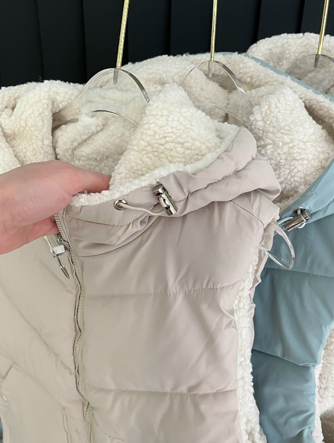 двухсторонняя жилетка женская,женская жилетка,жилетка двухсторонняя,жилет женский утепленный,жилет с капюшоном