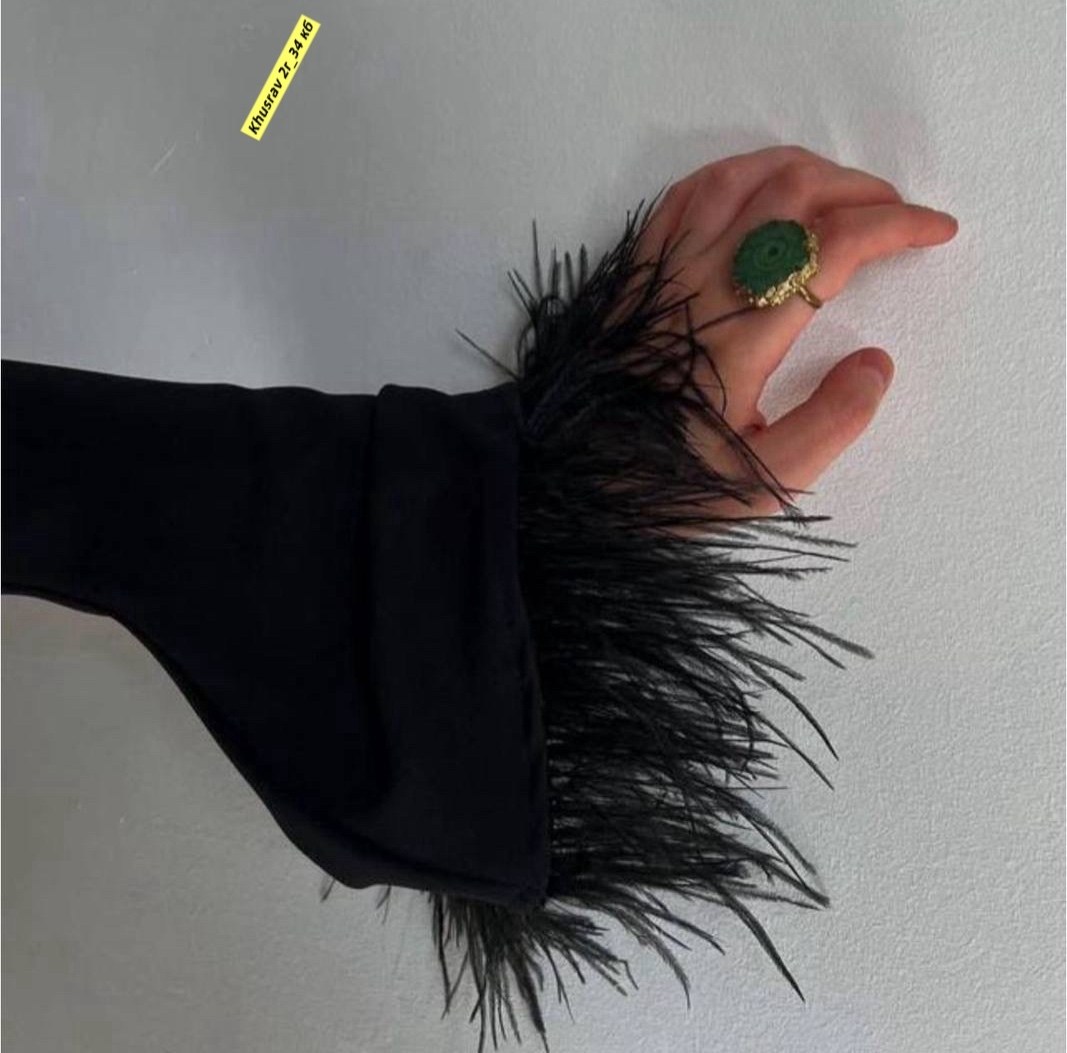 женское длинное платье с перьями на манжетах,женское черное платье с длинным рукавом и перьями,женское длинное приталенное платье с перьями на манжетах,элегантное женское платье облегающее длинное пла