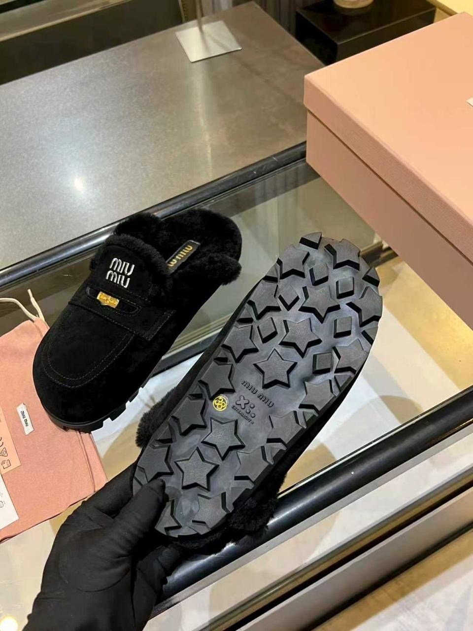 ,мюли женские с мехом,меховые мюли женские,замшевые бежевые мюли с мехом miu miu,меховые мюли