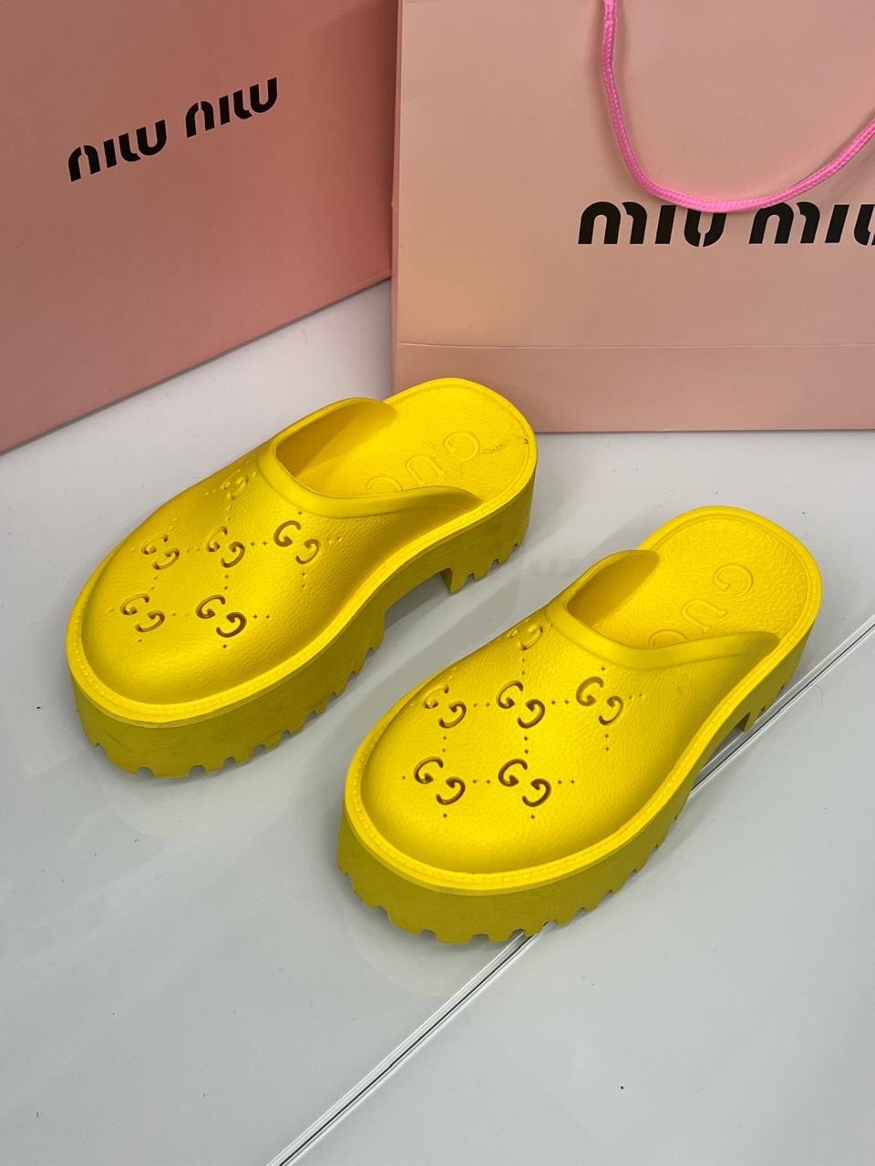 ,сабо gucci резиновые,модные тапочки,сабо гуччи,шлепки gucci женские