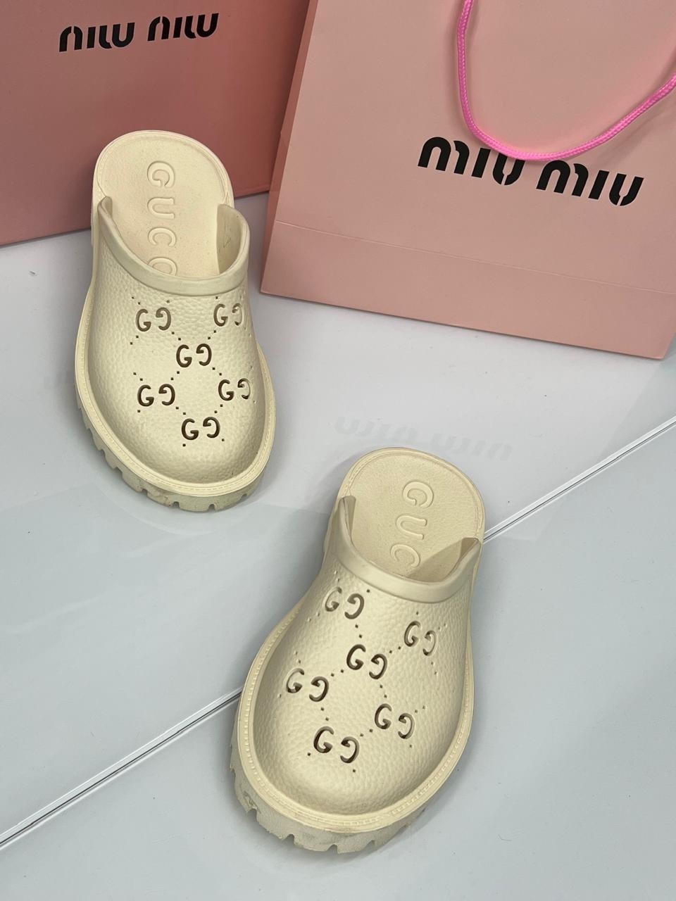 ,сабо gucci резиновые,модные тапочки,сабо гуччи,шлепки gucci женские