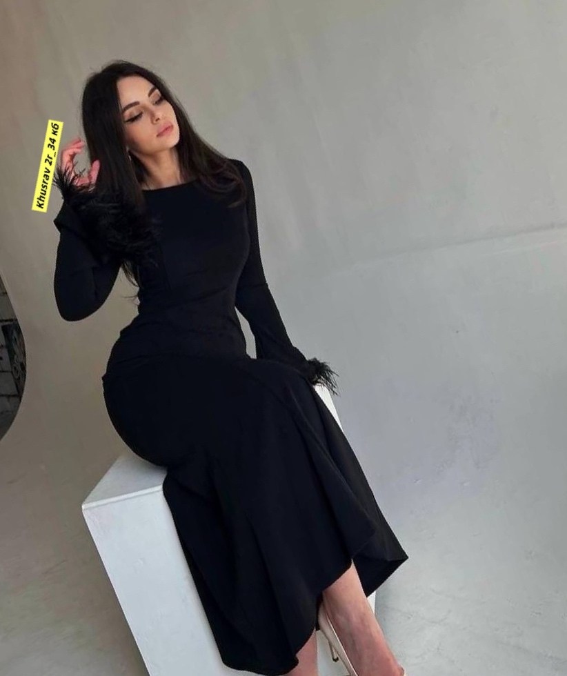 женское длинное платье с перьями на манжетах,женское черное платье с длинным рукавом и перьями,женское длинное приталенное платье с перьями на манжетах,элегантное женское платье облегающее длинное пла