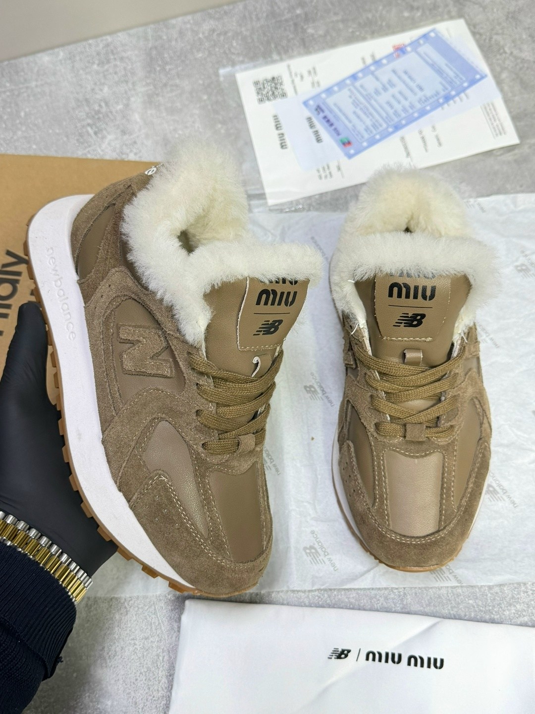 женские замшевые кроссовки new balance x miu miu 2026 бежевые,женские кроссовки с мехом new balance 574 x miu miu premium - beige,кроссовки женские на меху miu miu x new balance,зимние кроссовки рибок