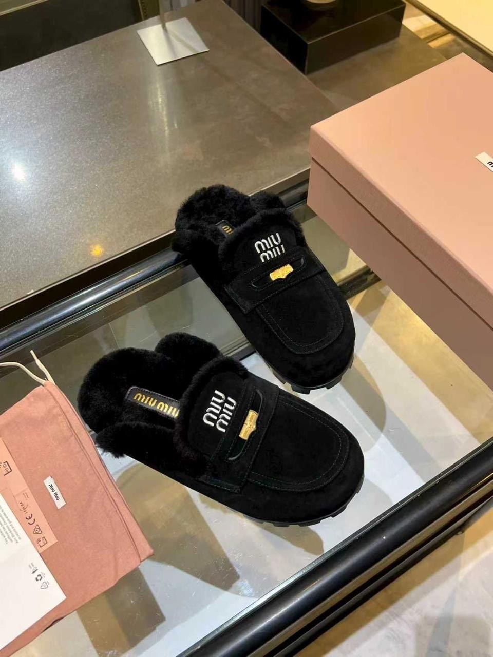 ,мюли женские с мехом,меховые мюли женские,замшевые бежевые мюли с мехом miu miu,меховые мюли