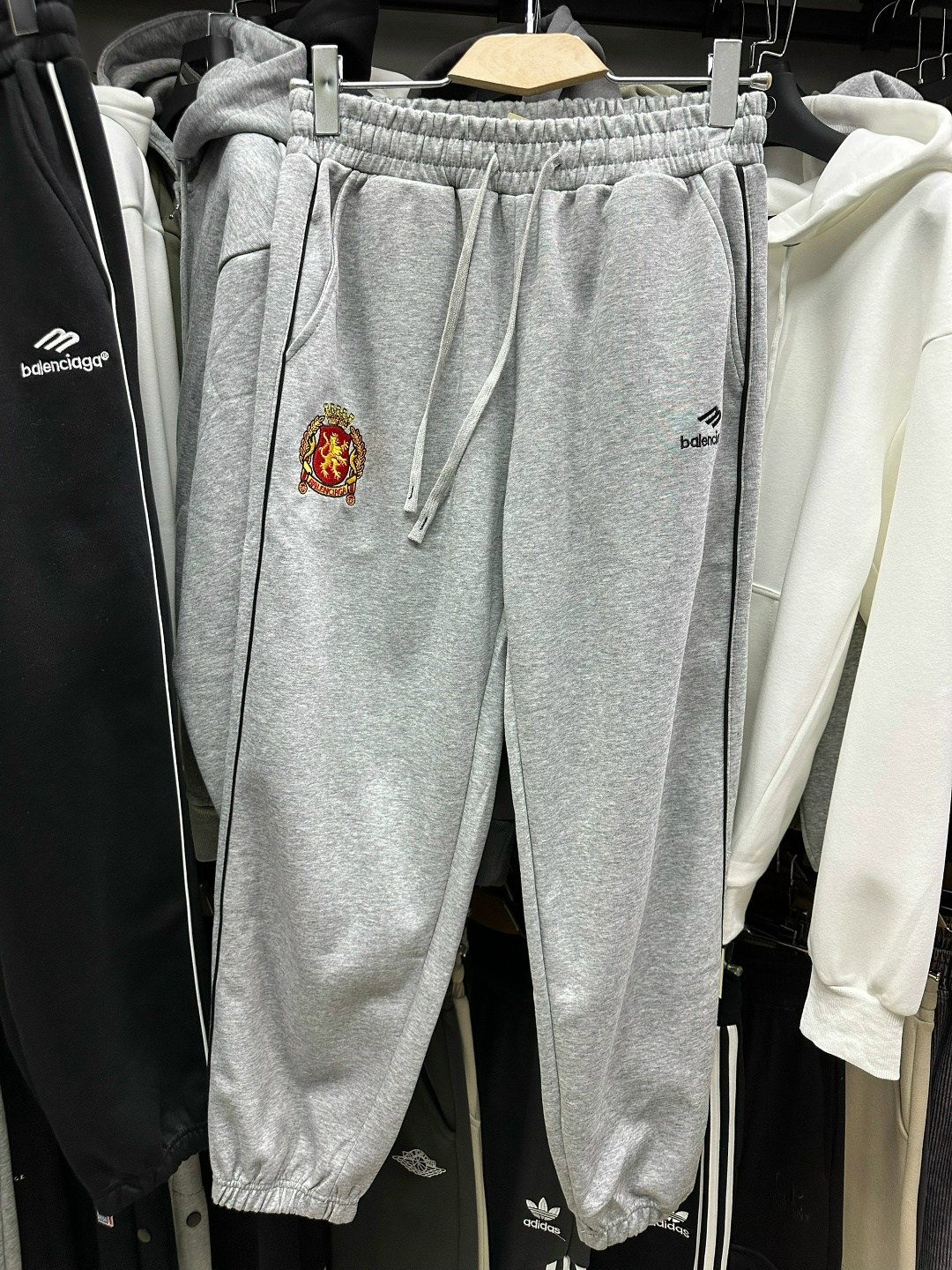 брюки спортивные,штаны спортивные,брюки спортивные мужские,широкие штаны balenciaga,брюки спортивные женский