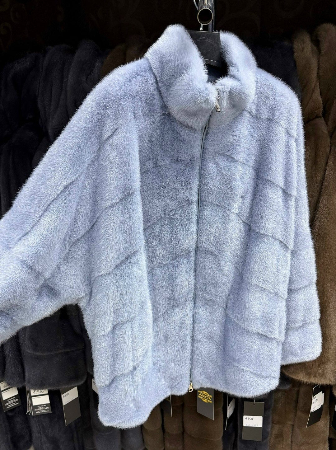 норковая шуба автоледи голубой,голубая норка symetrie шуба,шубка из меха европейской норки с капюшоном цвет голубой,короткая норковая шуба,норковая шуба