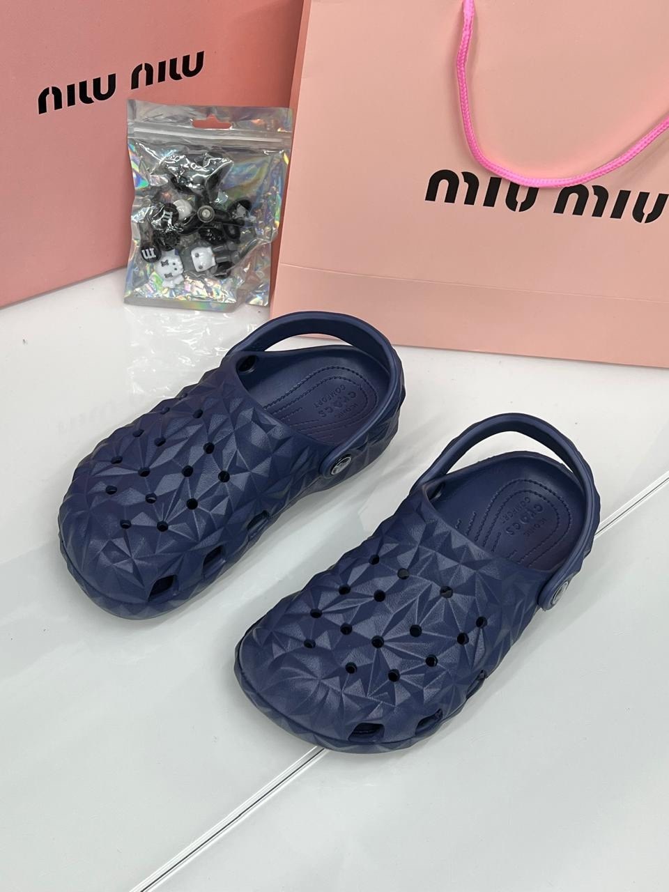 тапочки модные,,летние тапочки,модные шлепанцы, с дырками