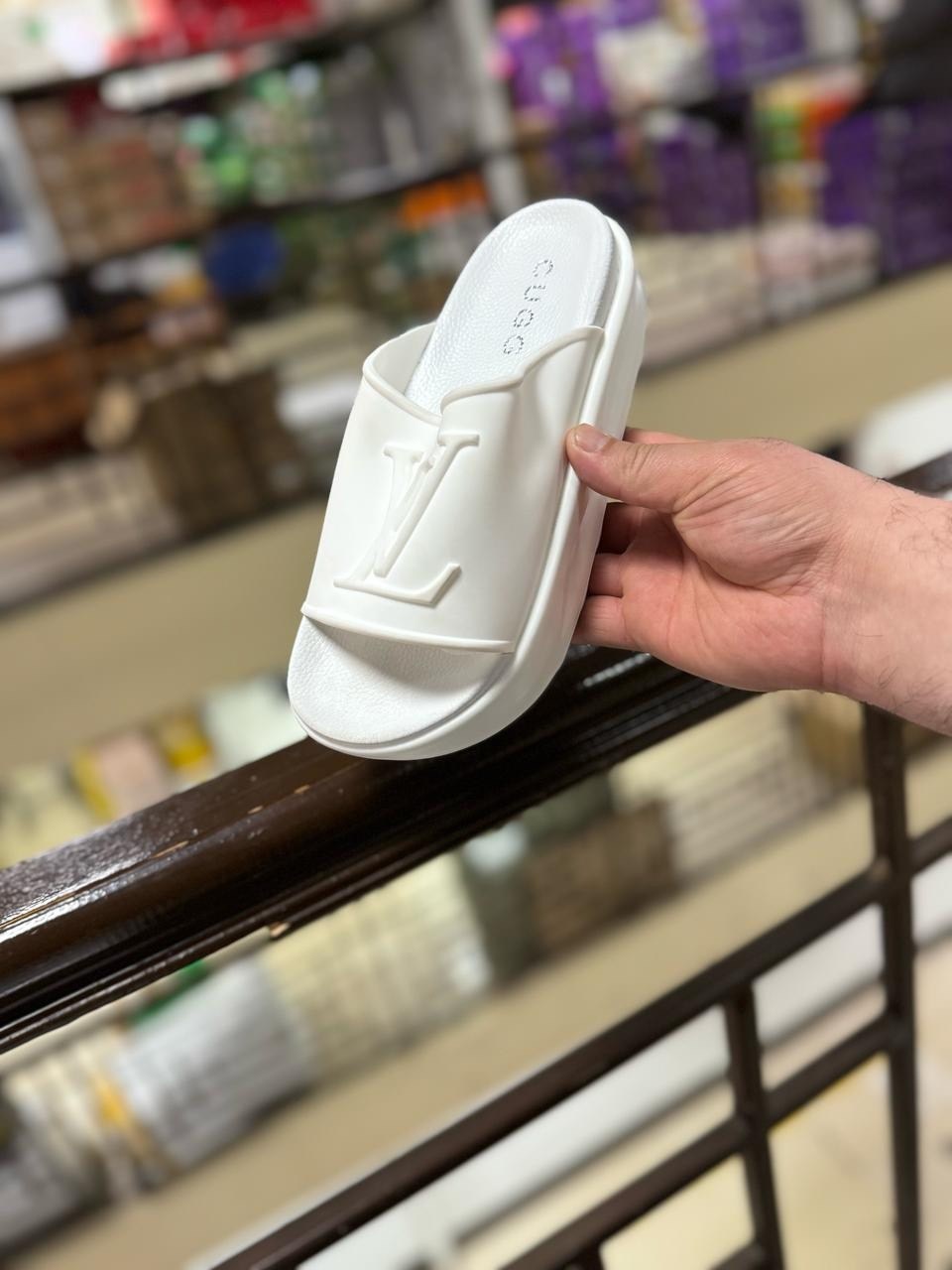 шлепанцы луи виттон белые,шлепки луи витон женские,луи виттон шлепки женские,шлепки луи витон,