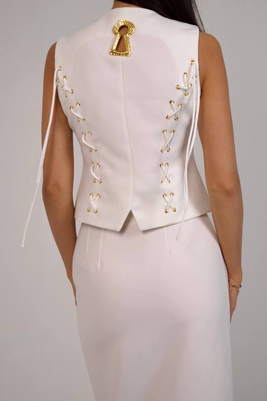 белый женский костюм,костюм с юбкой белый,женский костюм,белые костюмы,костюм