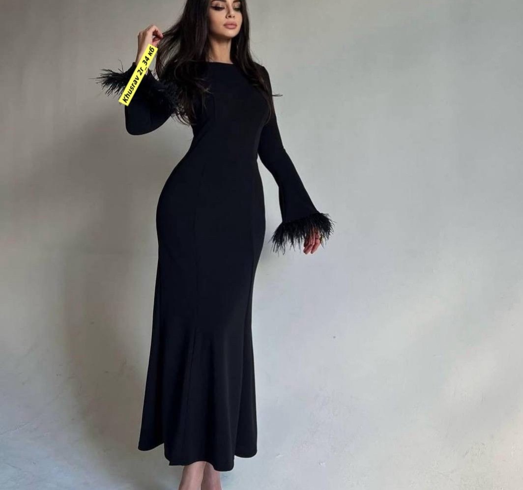 женское длинное платье с перьями на манжетах,женское черное платье с длинным рукавом и перьями,женское длинное приталенное платье с перьями на манжетах,элегантное женское платье облегающее длинное пла