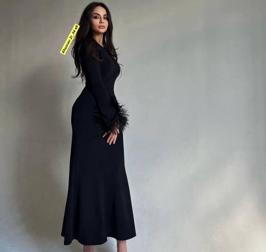 женское длинное платье с перьями на манжетах,женское черное платье с длинным рукавом и перьями,женское длинное приталенное платье с перьями на манжетах,элегантное женское платье облегающее длинное пла