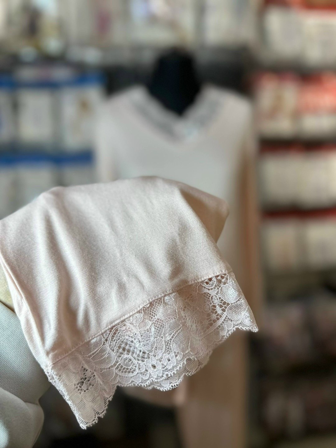 пижама женская,ажурная блузка,блузы женские,блузки,блузка из мягкого трикотажа с v-вырезом с отделкой кружевом helena vera