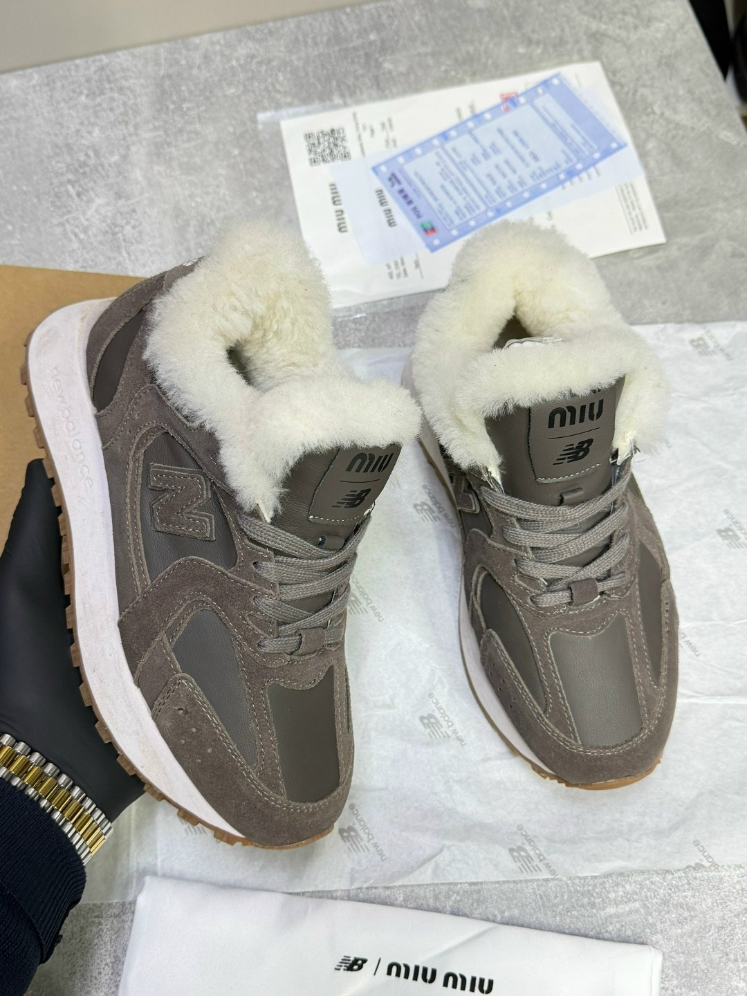 женские замшевые кроссовки new balance x miu miu 2026 бежевые,женские кроссовки с мехом new balance 574 x miu miu premium - beige,кроссовки женские на меху miu miu x new balance,зимние кроссовки рибок