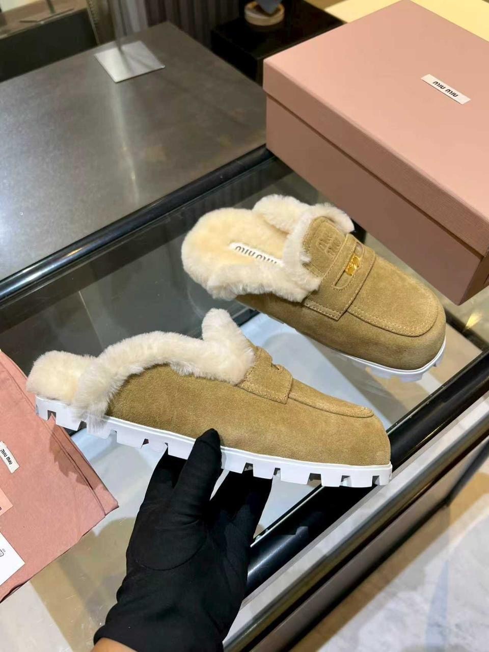 ,мюли женские с мехом,меховые мюли женские,замшевые бежевые мюли с мехом miu miu,меховые мюли