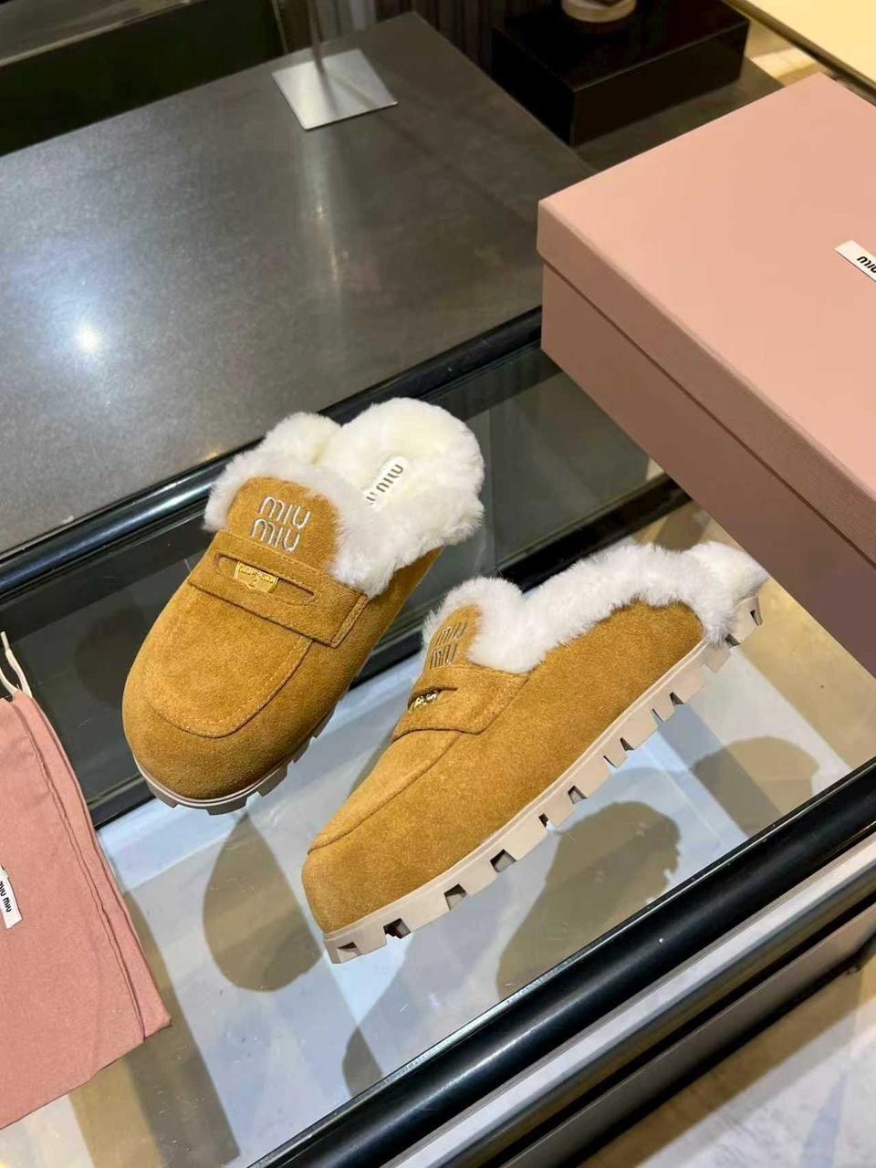 ,мюли женские с мехом,меховые мюли женские,замшевые бежевые мюли с мехом miu miu,меховые мюли