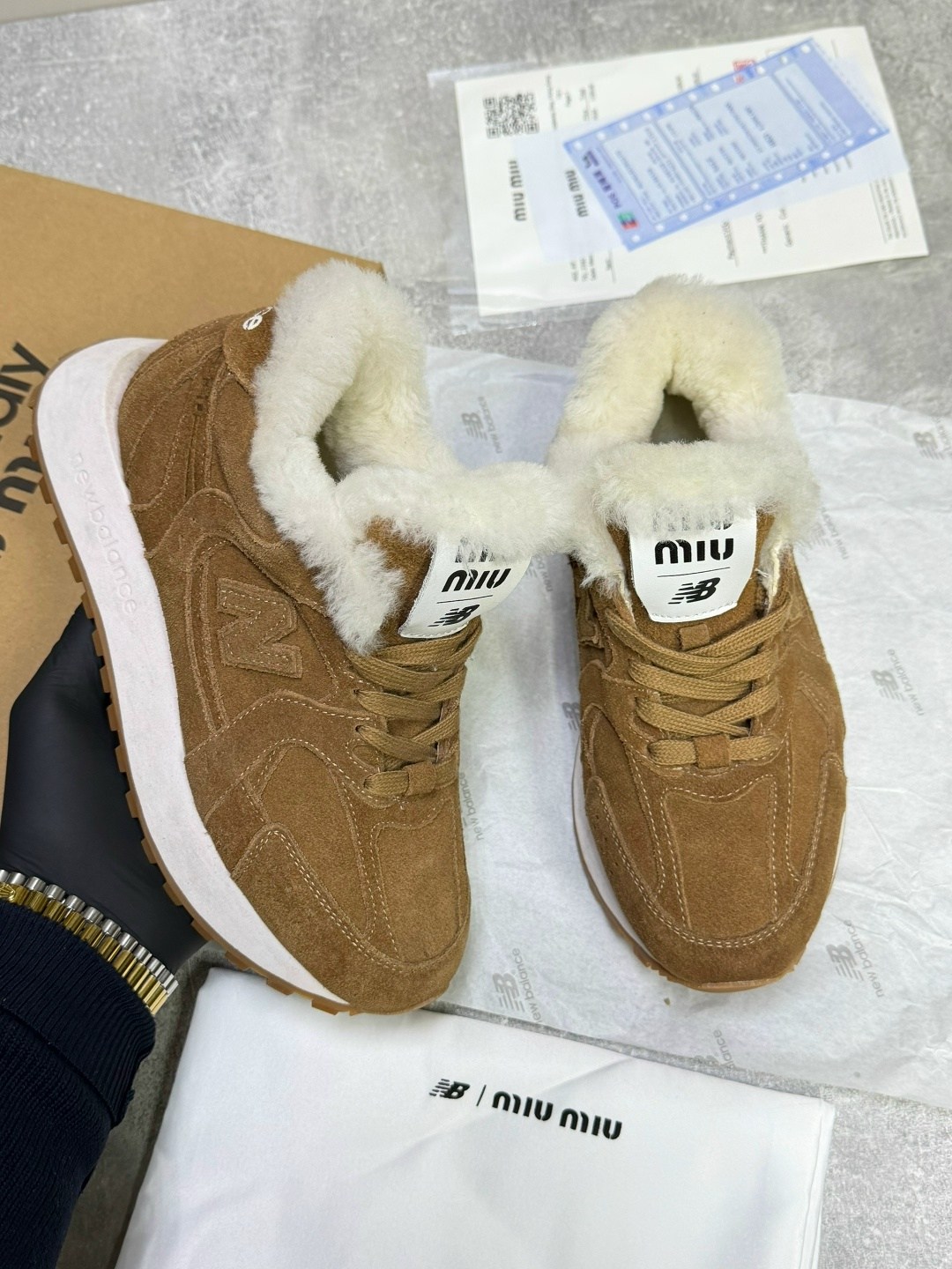 женские замшевые кроссовки new balance x miu miu 2026 бежевые,женские кроссовки с мехом new balance 574 x miu miu premium - beige,кроссовки женские на меху miu miu x new balance,зимние кроссовки рибок