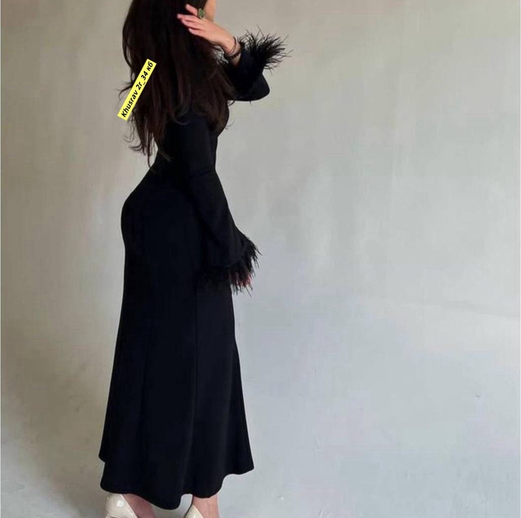 женское длинное платье с перьями на манжетах,женское черное платье с длинным рукавом и перьями,женское длинное приталенное платье с перьями на манжетах,элегантное женское платье облегающее длинное пла