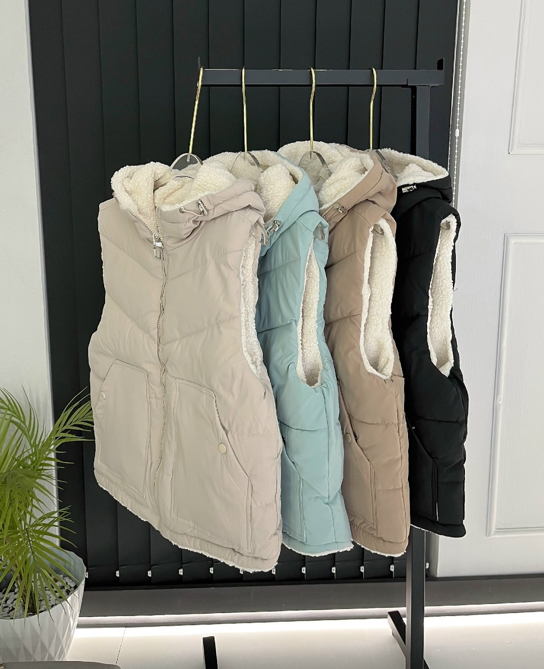 двухсторонняя жилетка женская,женская жилетка,жилетка двухсторонняя,жилет женский утепленный,жилет с капюшоном