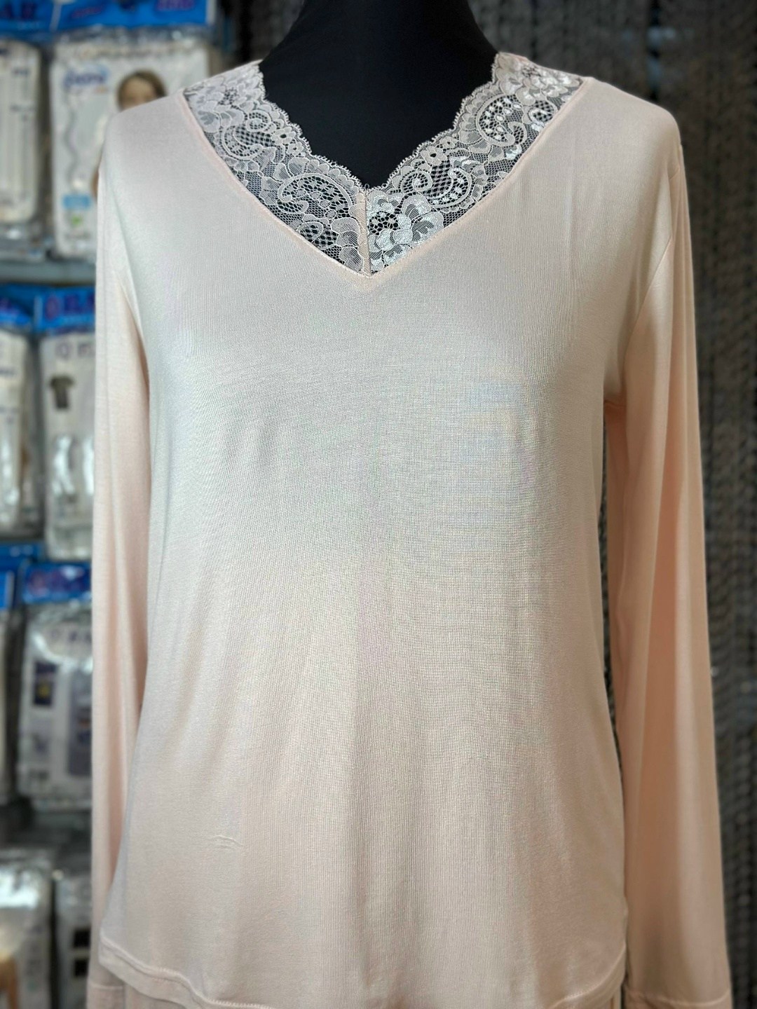 пижама женская,ажурная блузка,блузы женские,блузки,блузка из мягкого трикотажа с v-вырезом с отделкой кружевом helena vera