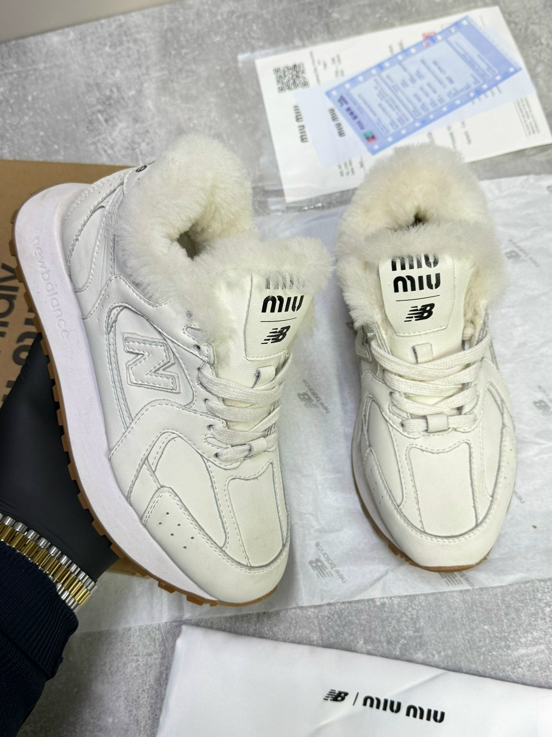женские замшевые кроссовки new balance x miu miu 2026 бежевые,женские кроссовки с мехом new balance 574 x miu miu premium - beige,кроссовки женские на меху miu miu x new balance,зимние кроссовки рибок