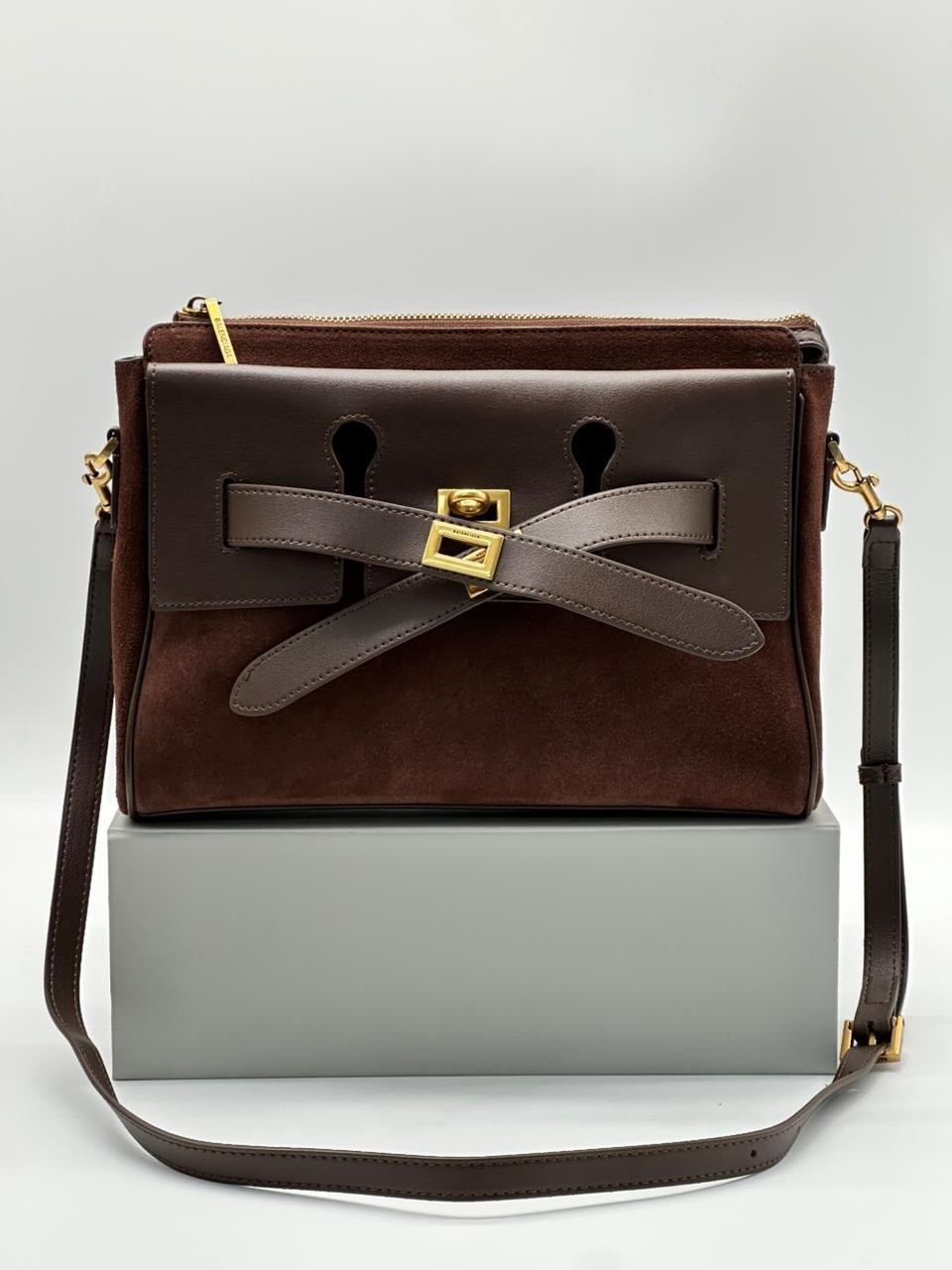 сумка balenciaga bel air женская замшевая vera pelle,сумка из натуральной кожи balenciaga женская,женская замшевая сумка balenciaga коричневая с кожаными вставками,женская сумка из натуральной замши и