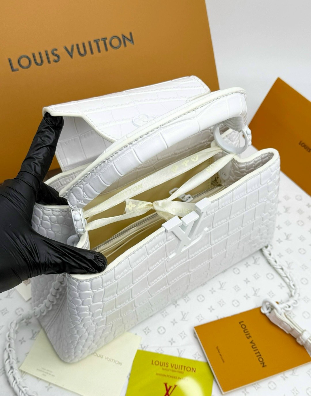 louis vuitton сумка на плечо,сумка louis vuitton,louis vuitton capucines,louis vuitton женская сумка,кожаная белая сумка louis vuitton capucines mini