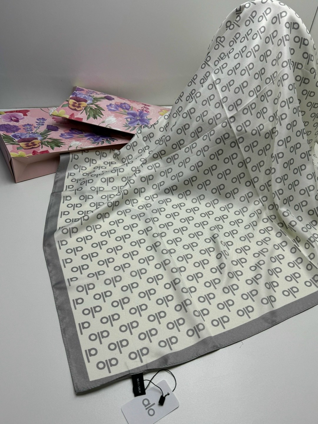 платки шарф,платок брендовый,шарфы для женщин,шелковый платок,платки квадратные