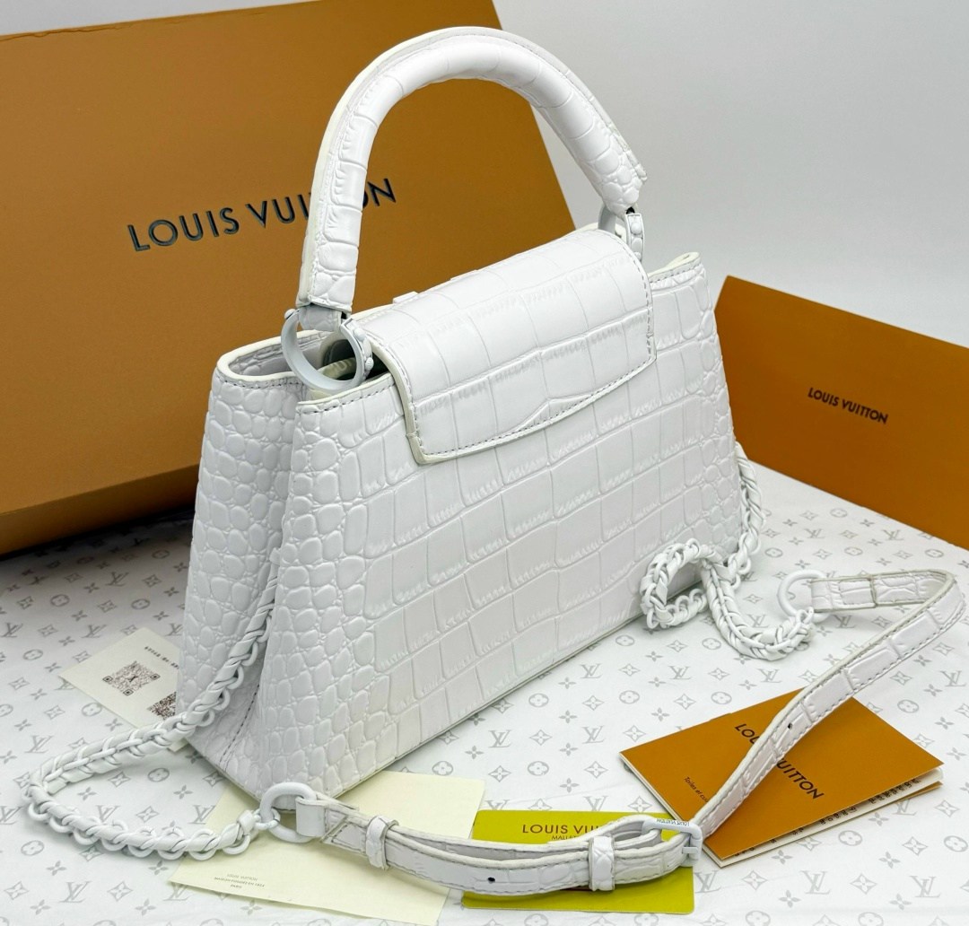 louis vuitton сумка на плечо,сумка louis vuitton,louis vuitton capucines,louis vuitton женская сумка,кожаная белая сумка louis vuitton capucines mini