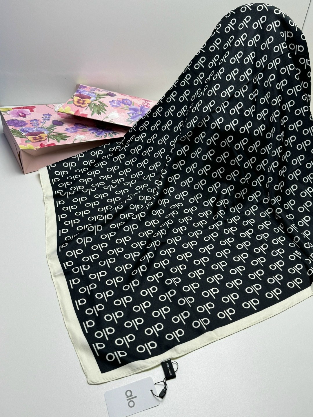 платки шарф,платок брендовый,шарфы для женщин,шелковый платок,платки квадратные