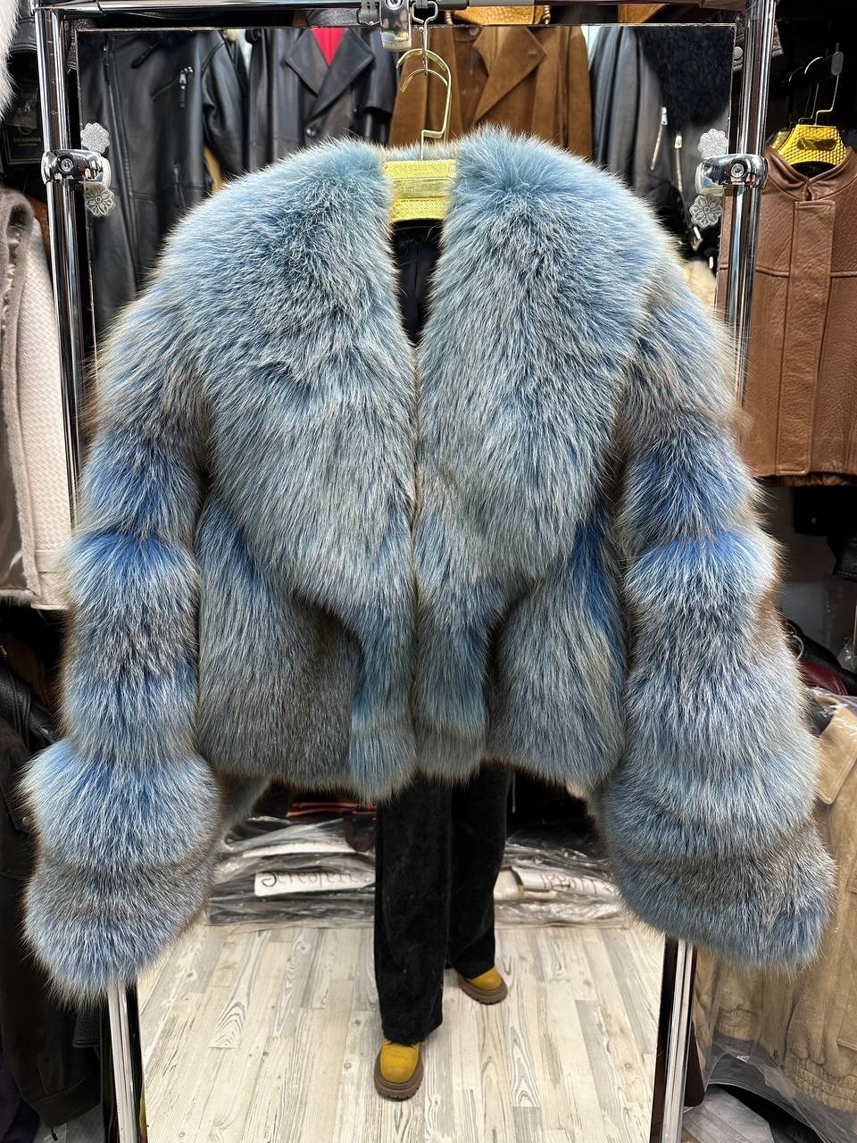 женская шуба из натурального лисьего меха,женская импортная шуба из цельного натурального лисьего меха,женская шуба из натурального меха чернобурки,женское пальто из натурального лисьего меха,шуба из