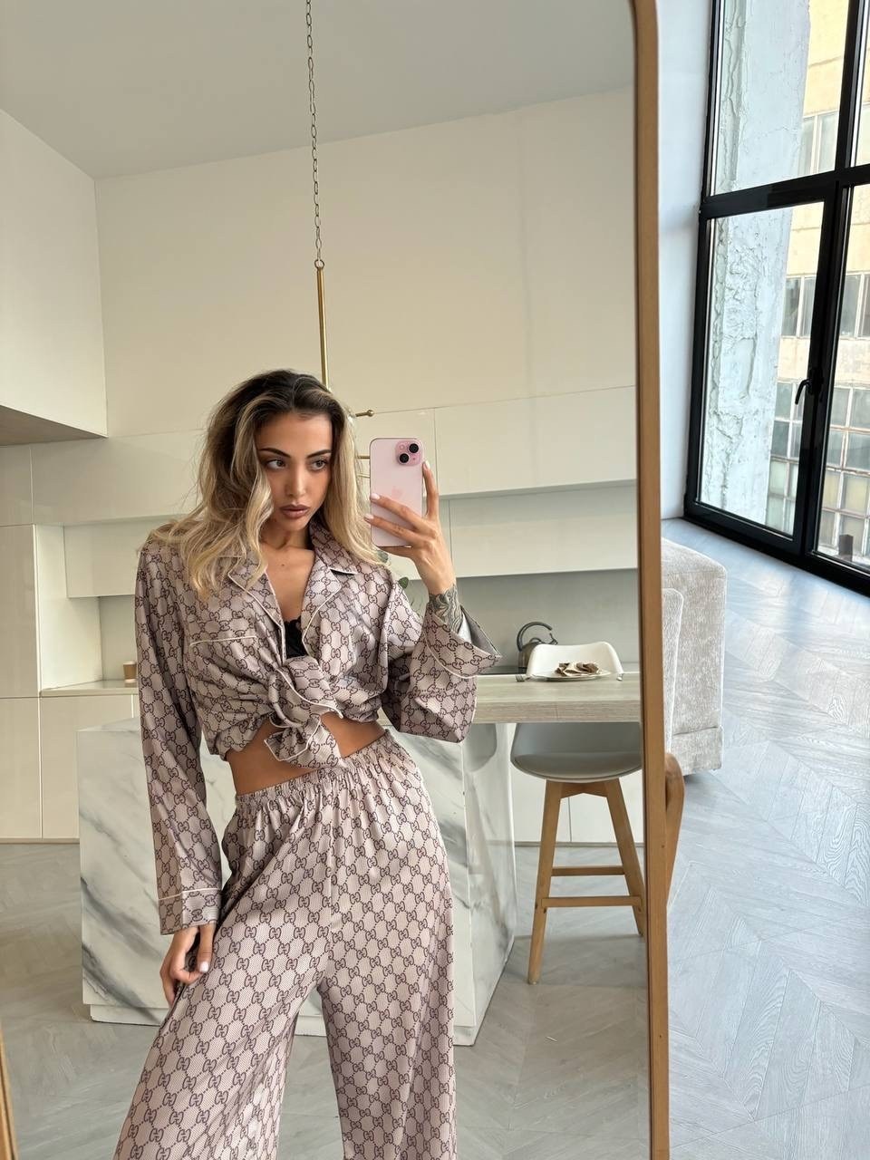 костюм шелковый женский в пижамном стиле gucci,брендовый пижамный костюм "gucci",костюм шелковый,костюм в пижамном стиле gucci,женские костюмы