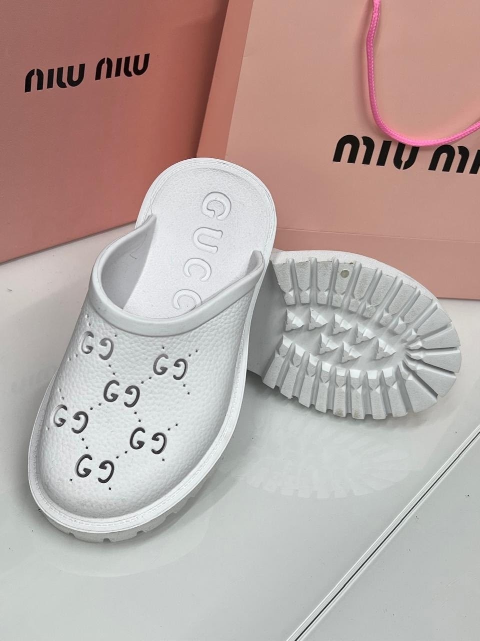 ,шлепки гуччи женские 2026,шлепанцы женские,шлепки gucci женские белые,сабо гуччи на платформе