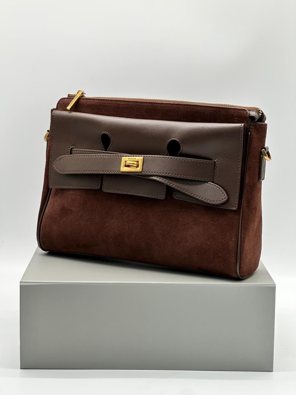 сумка balenciaga bel air женская замшевая vera pelle,сумка из натуральной кожи balenciaga женская,женская замшевая сумка balenciaga коричневая с кожаными вставками,женская сумка из натуральной замши и