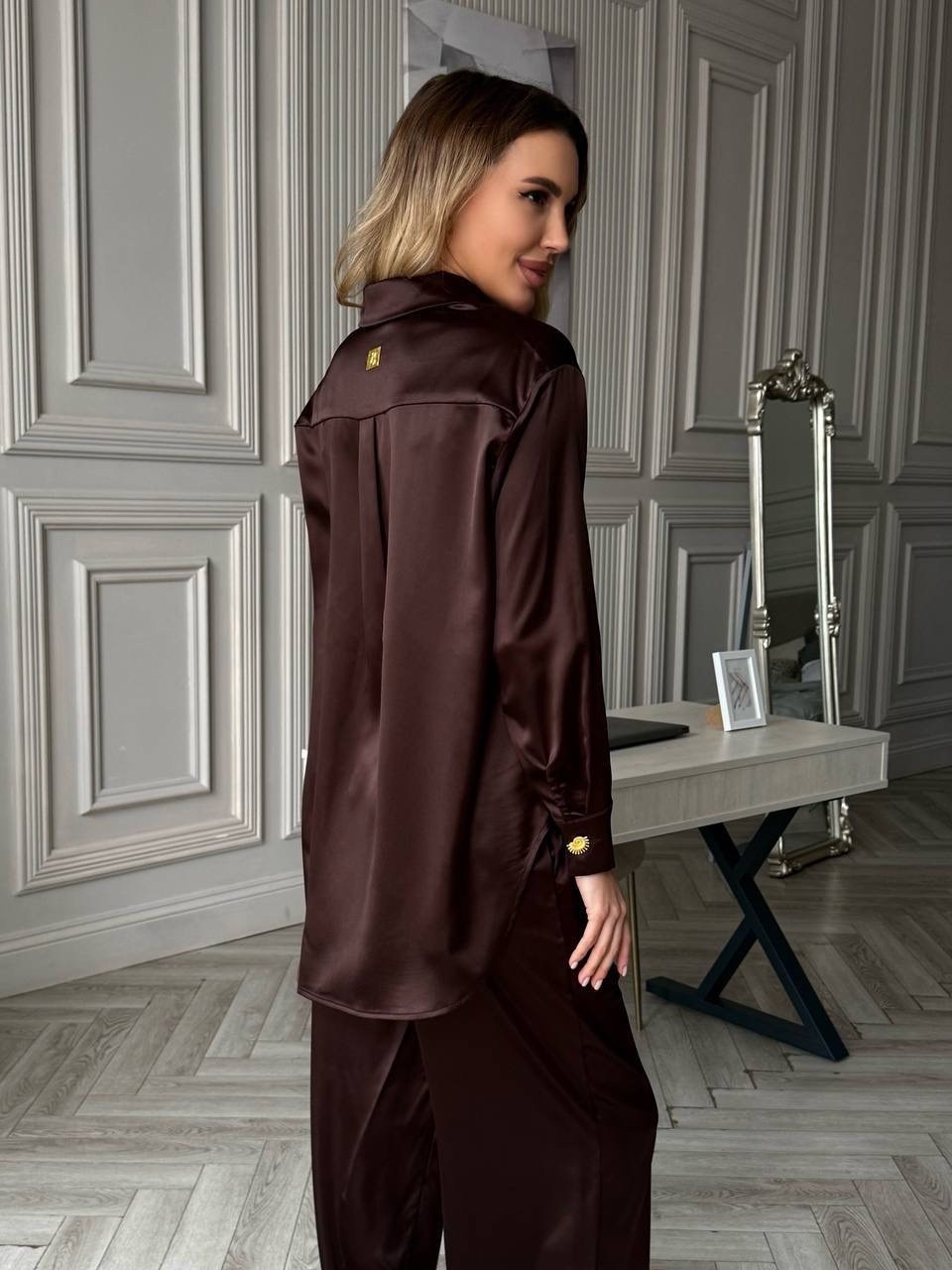 атласный костюм вечерний,атласный костюм,брючный атласный костюм,комплект атласный брючный,костюм брючный шёлк "шоколад"