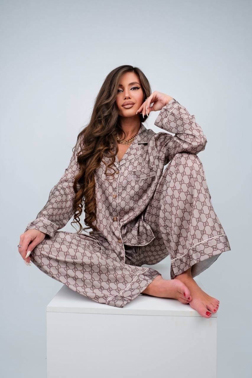 костюм шелковый женский в пижамном стиле gucci,брендовый пижамный костюм "gucci",костюм шелковый,костюм в пижамном стиле gucci,женские костюмы